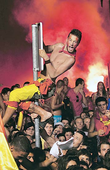 फुटबॉल विश्‍व कप की जीत का जश्‍न मनाते स्‍पेन के प्रशंसक