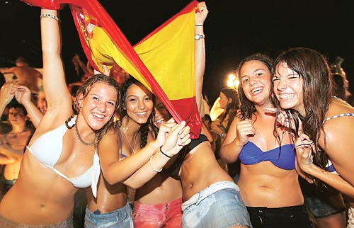 फुटबॉल विश्‍व कप की जीत का जश्‍न मनाते स्‍पेन के प्रशंसक