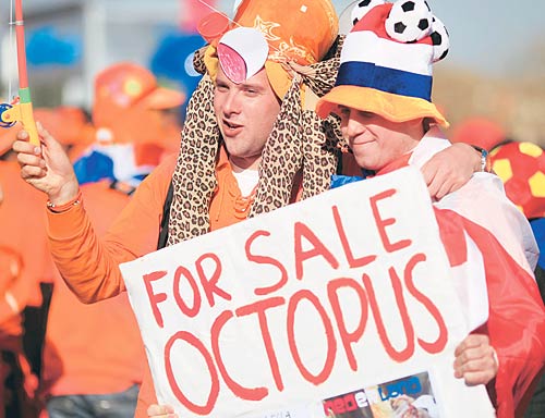 फुटबॉल विश्‍व कप की जीत का जश्‍न मनाते स्‍पेन के प्रशंसक