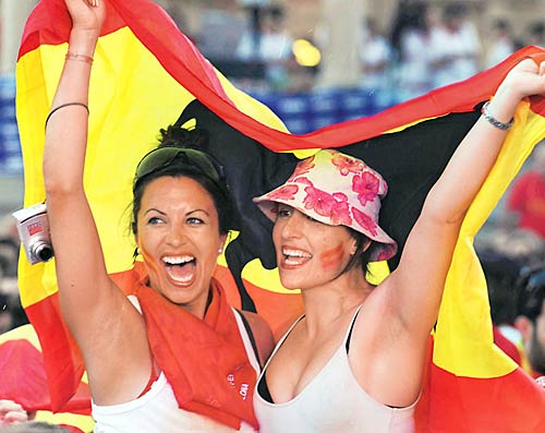 फुटबॉल विश्‍व कप की जीत का जश्‍न मनाते स्‍पेन के प्रशंसक