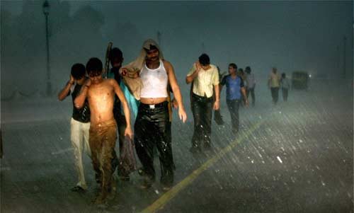 पहली ही बारिश में दिल्‍ली हुई पानी-पानी