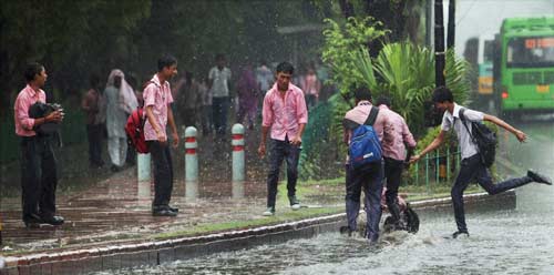 पहली ही बारिश में दिल्‍ली हुई पानी-पानी