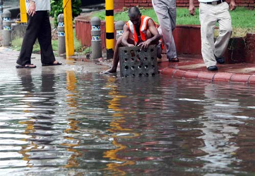 पहली ही बारिश में दिल्‍ली हुई पानी-पानी