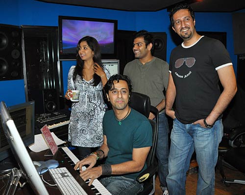 प्रोमोशन के लिए कुछ भी करेगा । बिपाशा की हॉट तस्‍वीरें