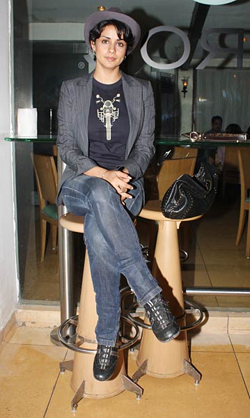 प्रोमोशन के लिए कुछ भी करेगा । बिपाशा की हॉट तस्‍वीरें