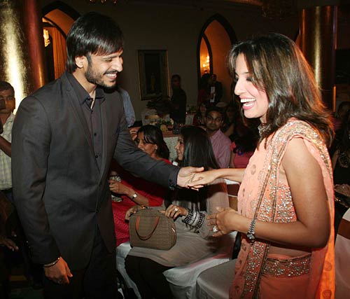 प्रोमोशन के लिए कुछ भी करेगा । बिपाशा की हॉट तस्‍वीरें