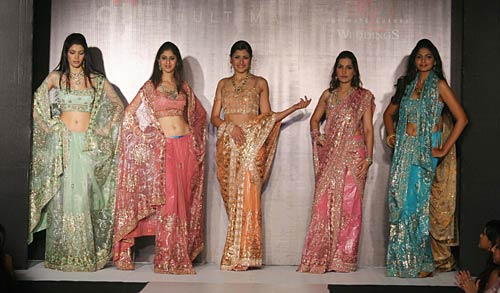 प्रोमोशन के लिए कुछ भी करेगा । बिपाशा की हॉट तस्‍वीरें