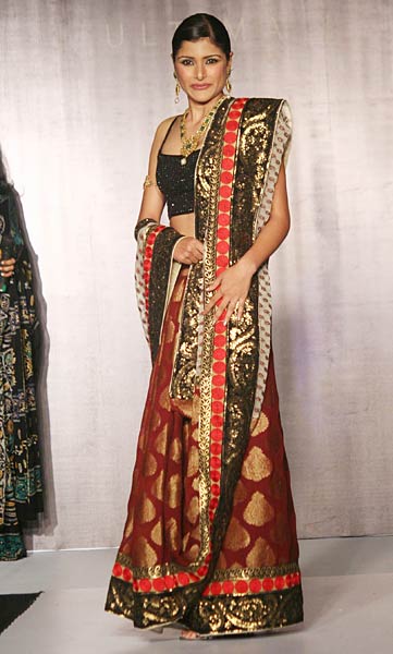 प्रोमोशन के लिए कुछ भी करेगा । बिपाशा की हॉट तस्‍वीरें