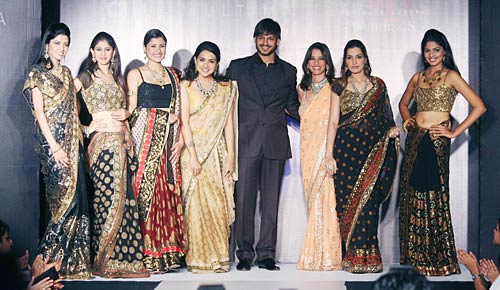 प्रोमोशन के लिए कुछ भी करेगा । बिपाशा की हॉट तस्‍वीरें