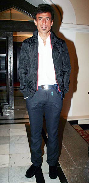 प्रोमोशन के लिए कुछ भी करेगा । बिपाशा की हॉट तस्‍वीरें