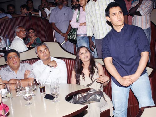 पीपली लाइव: 'महंगाई डायन खात...' के साथ म्‍यूजिक लॉच