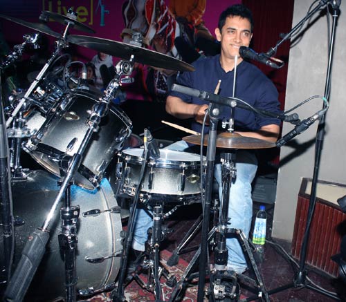 पीपली लाइव: 'महंगाई डायन खात...' के साथ म्‍यूजिक लॉच