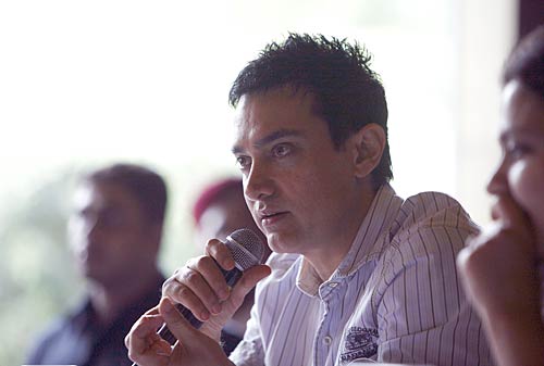 पीपली लाइव: 'महंगाई डायन खात...' के साथ म्‍यूजिक लॉच