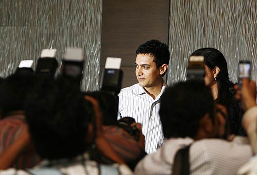 पीपली लाइव: 'महंगाई डायन खात...' के साथ म्‍यूजिक लॉच