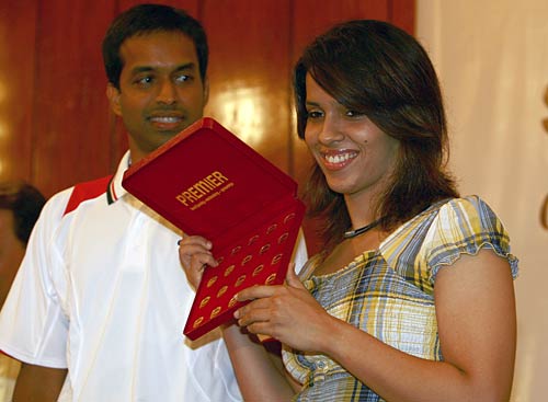 बैडमिंटन एसोसिएशन ने सायना को किया सम्‍मानित