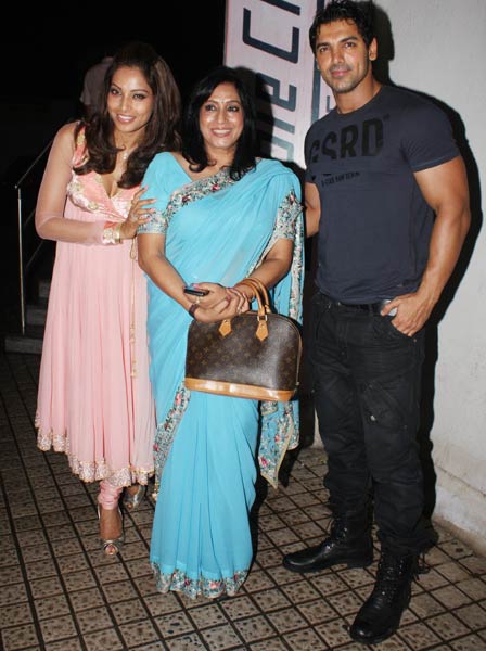 फिल्‍म 'लम्‍हा' की स्‍पेशल स्‍क्रीनिंग पर जुटे बॉलीवुड सितारे