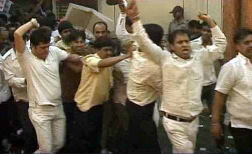 संघ कार्यकर्ताओं ने की 'आज तक' के दफ्तर में तोड़फोड़