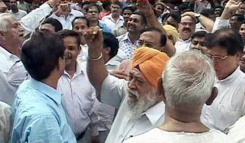 संघ कार्यकर्ताओं ने की 'आज तक' के दफ्तर में तोड़फोड़