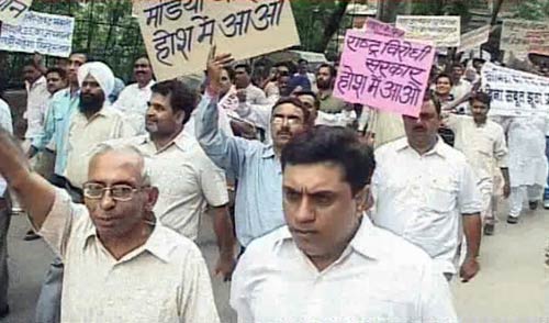 संघ कार्यकर्ताओं ने की 'आज तक' के दफ्तर में तोड़फोड़