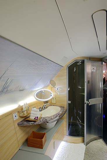 जब टर्मिनल-3 पर उतरा अमीरात एयर बस ए-380