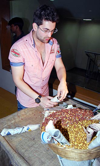 फिल्‍म 'लफंगे परिदें' के प्रमोशन पर नील और दीपिका