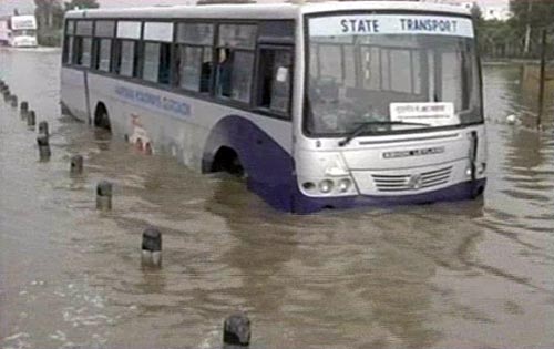 बारिश ने थामी दिल्ली की रफ्तार | फोटो देखें