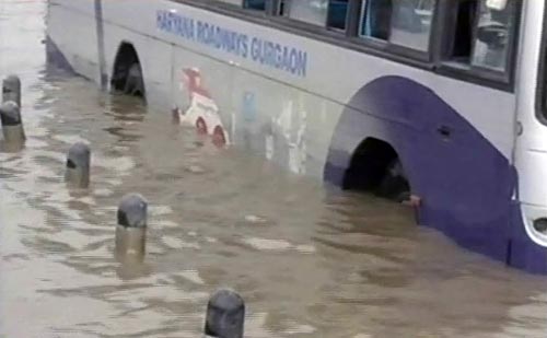 बारिश ने थामी दिल्ली की रफ्तार | फोटो देखें