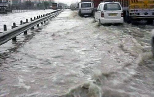 बारिश ने थामी दिल्ली की रफ्तार | फोटो देखें