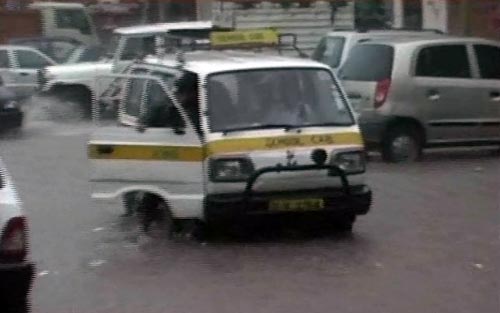 बारिश ने थामी दिल्ली की रफ्तार | फोटो देखें