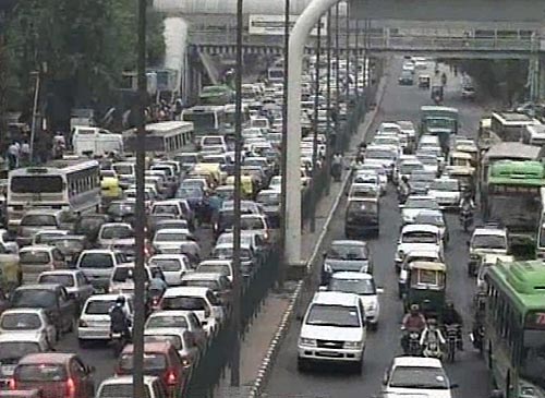 बारिश ने थामी दिल्ली की रफ्तार | फोटो देखें