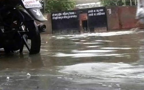 बारिश ने थामी दिल्ली की रफ्तार | फोटो देखें