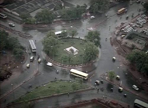 बारिश ने थामी दिल्ली की रफ्तार | फोटो देखें