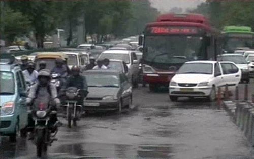 बारिश ने थामी दिल्ली की रफ्तार | फोटो देखें