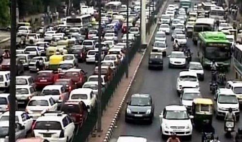 बारिश ने थामी दिल्ली की रफ्तार | फोटो देखें