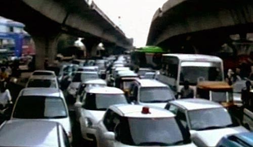 बारिश ने थामी दिल्ली की रफ्तार | फोटो देखें