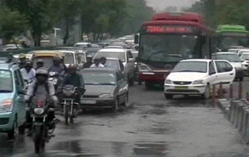 बारिश ने थामी दिल्ली की रफ्तार | फोटो देखें