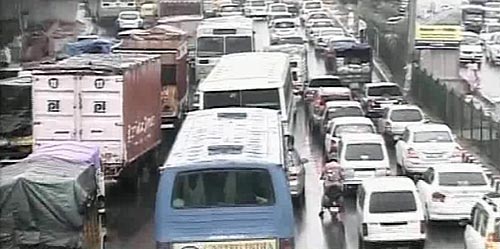 बारिश ने थामी दिल्ली की रफ्तार | फोटो देखें