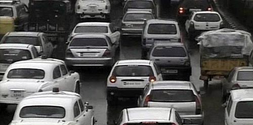 बारिश ने थामी दिल्ली की रफ्तार | फोटो देखें