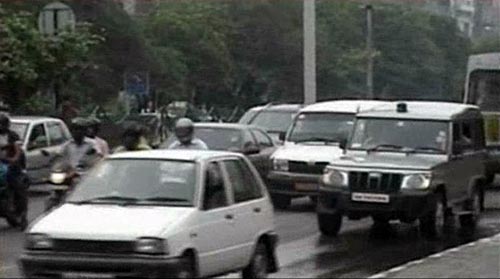 बारिश ने थामी दिल्ली की रफ्तार | फोटो देखें