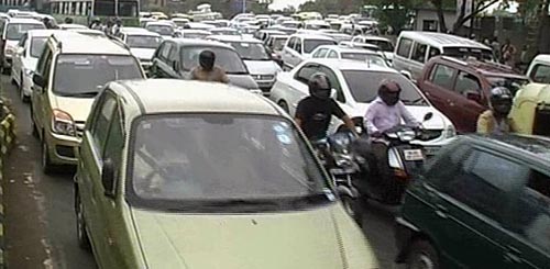 बारिश ने थामी दिल्ली की रफ्तार | फोटो देखें