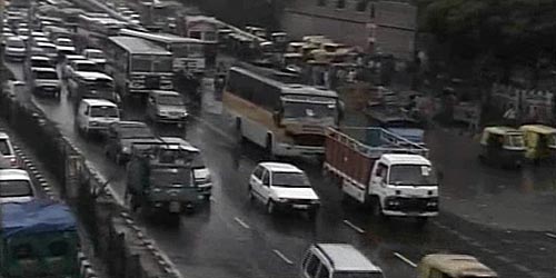 बारिश ने थामी दिल्ली की रफ्तार | फोटो देखें