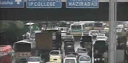 बारिश ने थामी दिल्ली की रफ्तार | फोटो देखें