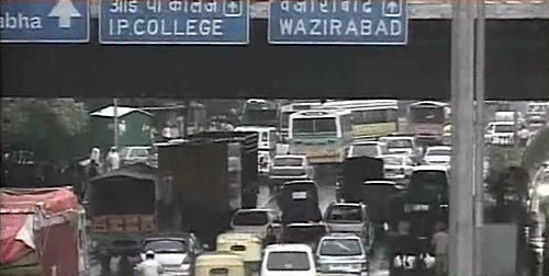 बारिश ने थामी दिल्ली की रफ्तार | फोटो देखें