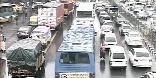 बारिश ने थामी दिल्ली की रफ्तार | फोटो देखें