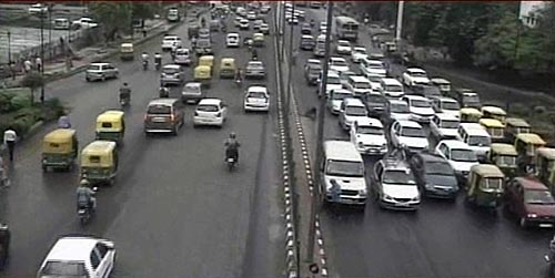 बारिश ने थामी दिल्ली की रफ्तार | फोटो देखें