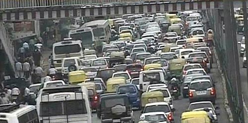 बारिश ने थामी दिल्ली की रफ्तार | फोटो देखें