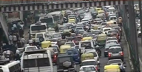 बारिश ने थामी दिल्ली की रफ्तार | फोटो देखें