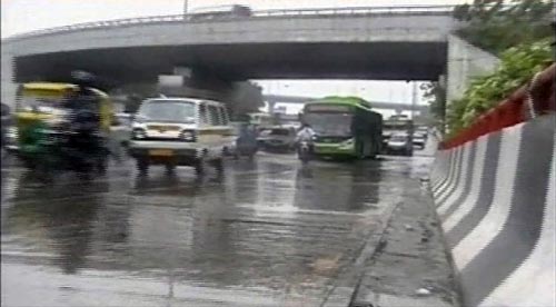 बारिश ने थामी दिल्ली की रफ्तार | फोटो देखें