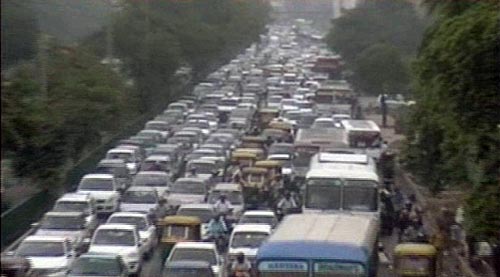 बारिश ने थामी दिल्ली की रफ्तार | फोटो देखें