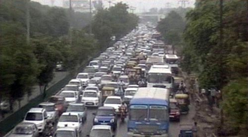 बारिश ने थामी दिल्ली की रफ्तार | फोटो देखें